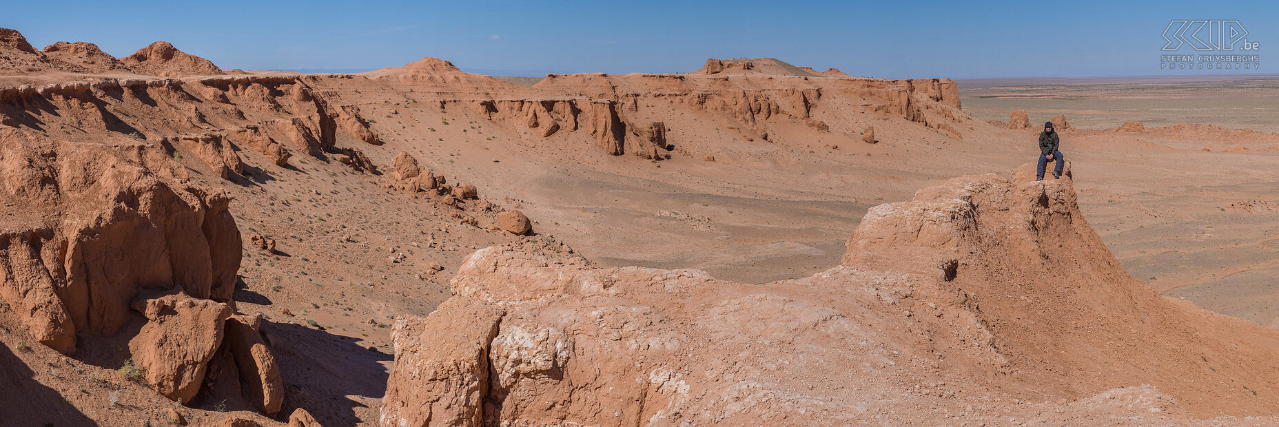 Gobi - Bayanzag The region of Bayanzag has alternately vast plains and rock formations and cliffs in red and orange colors. It is also famous as the first site of dinosaur eggs. The American paleontologist Roy Chapman Andrews visited the area in 1920 and gave it the name Flaming Cliffs due to the flaming-orange glow of the rocks. Stefan Cruysberghs